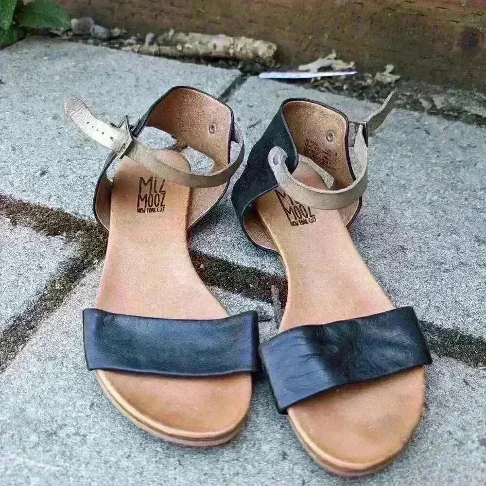 Miz mooz classic tan and black leather flat sandals size 6